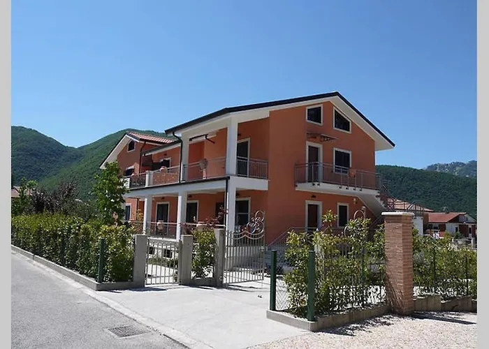 Modern 2 Bed Apartment, Free Parking & Wifi, Sleeps 4 Villa Latina photo
